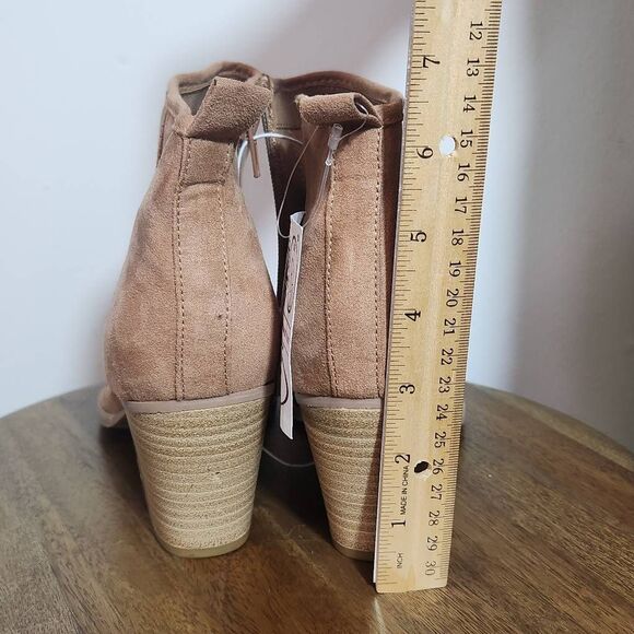 Dolce Vita DV8 Tan Perforated Faux Suede Ankle Boots NWOT Size 8.5 - Picture 11 of 11